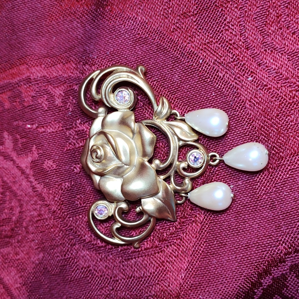 Vintage New Avon Matte Gold Tone Rose Brooch w/Dangling Pearl Drops & AB Stones - Picture 2 of 6